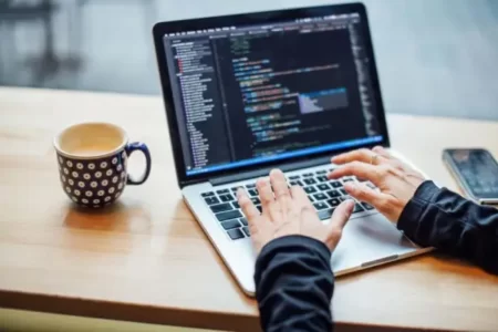 بهترین زبان برنامه نویسی برای دورکاری و فریلنسری